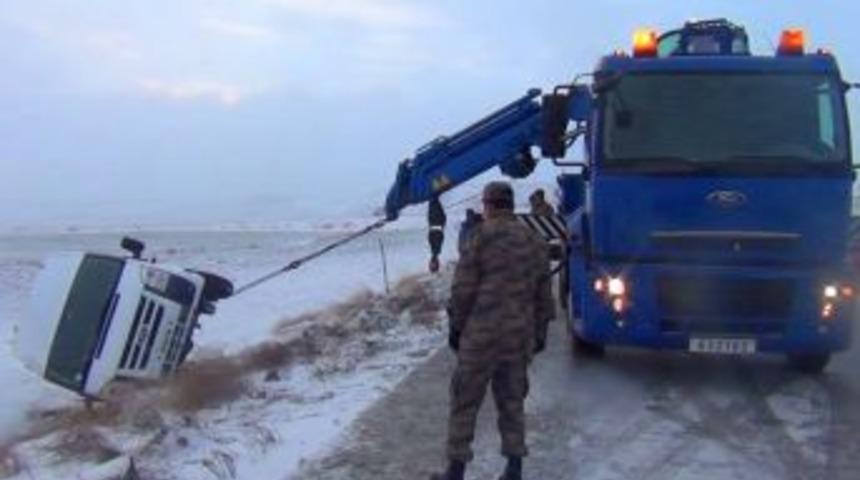 Askeri Ara&ccedil; Buzlanan Yoldan &Ccedil;ıkarak Şarampole Devrildi: 14 Asker Yaralı