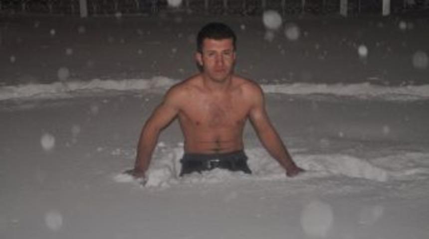 Van İ&ccedil;in Karda Soyundular