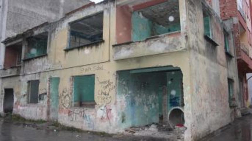 Okulun Yanındaku Metruk Binayı Uyuşturucu Ve Alkol Bağımlıları Mesken Tuttu