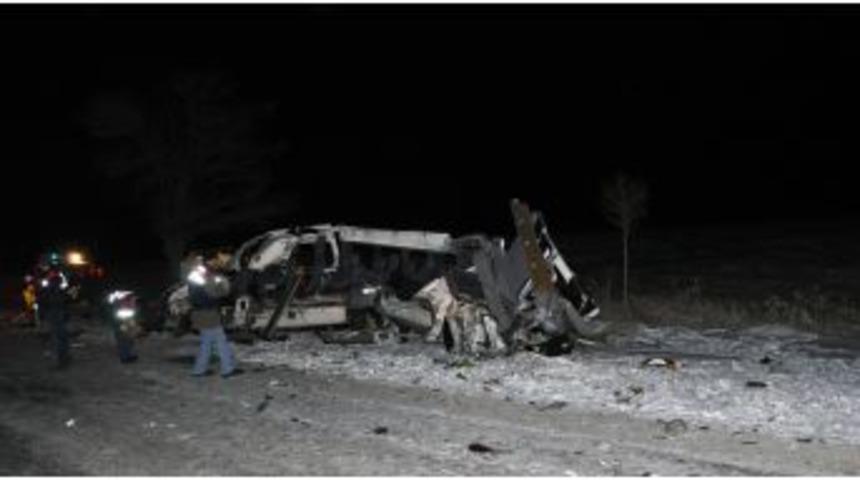 &Ouml;ğretmen Servisi Ile Kamyon &Ccedil;arpıştı: 6 &Ouml;l&uuml;, 5 Yaralı