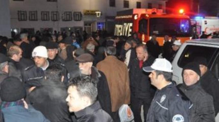 800 Kişinin Katıldığı Genel Kurul&rsquo;da Salonun Tavanı &Ccedil;&ouml;kt&uuml;