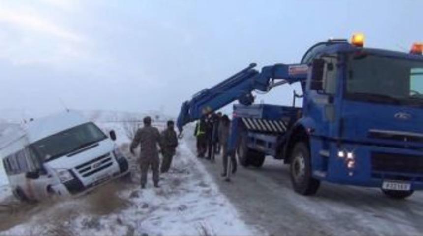 Amasya&rsquo;da Askeri Servis Aracı Devrildi: 14 Yaralı