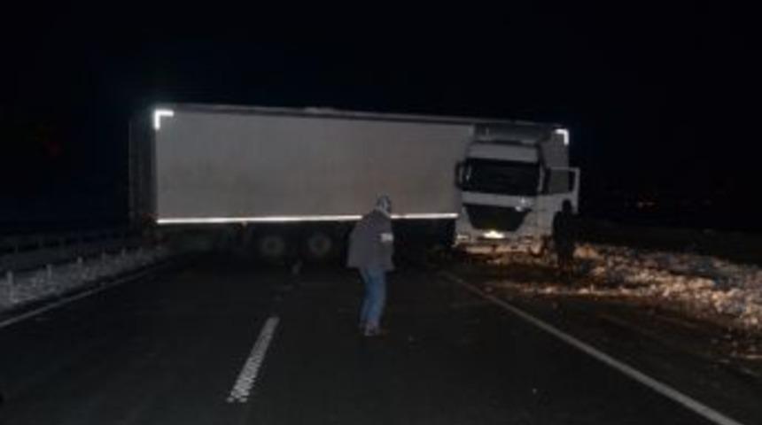 Tır Karadeniz Sahil Yolunu Kapattı