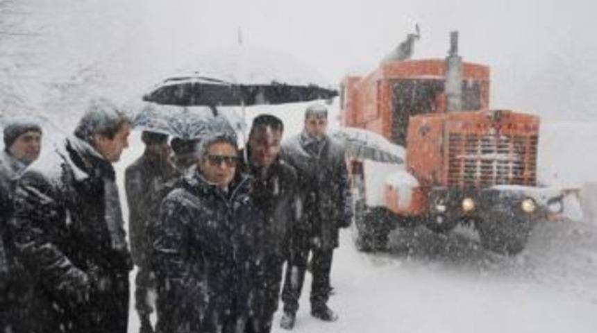 Artvin&rsquo;de Vali Cirit Cankurtaran Ge&ccedil;idi&rsquo;nde Karla M&uuml;cadele &Ccedil;alışmalarını Denetledi