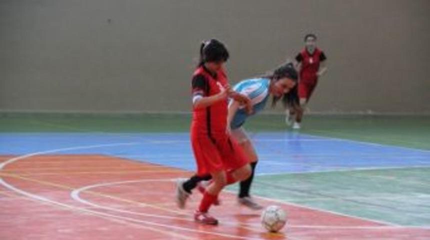 Gen&ccedil; Kızlar Futsal M&uuml;sabakaları Başladı