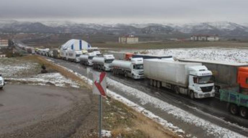 TIR Kuyruğu Bu Sefer G&uuml;mr&uuml;kten Değil Kardan Dolayı Oluştu