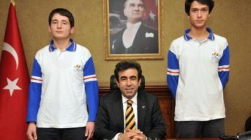 Vali G&uuml;zeloğlu Yıldırımhan Fen Lisesi&rsquo;nin Başarılı &Ouml;ğrencilerini Tebrik Etti
