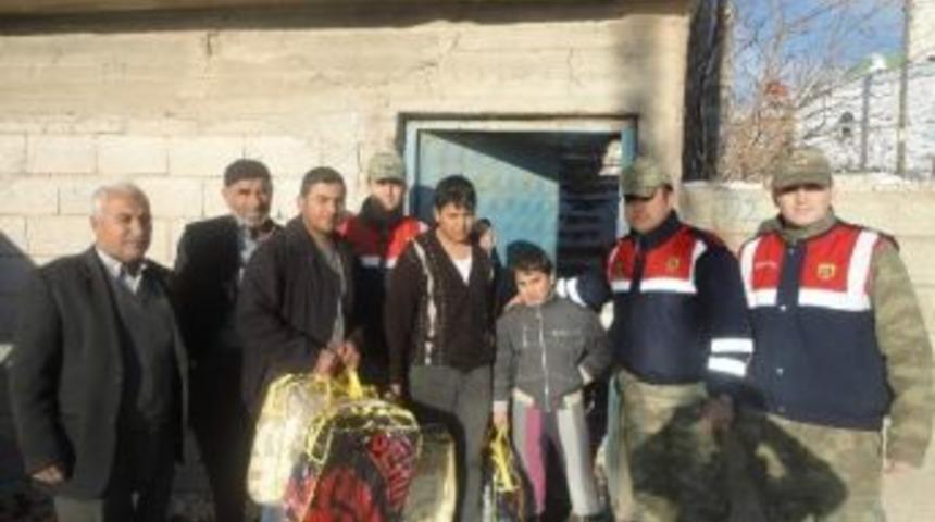 Jandarma, Suriyelilere Battaniye Dağıttı