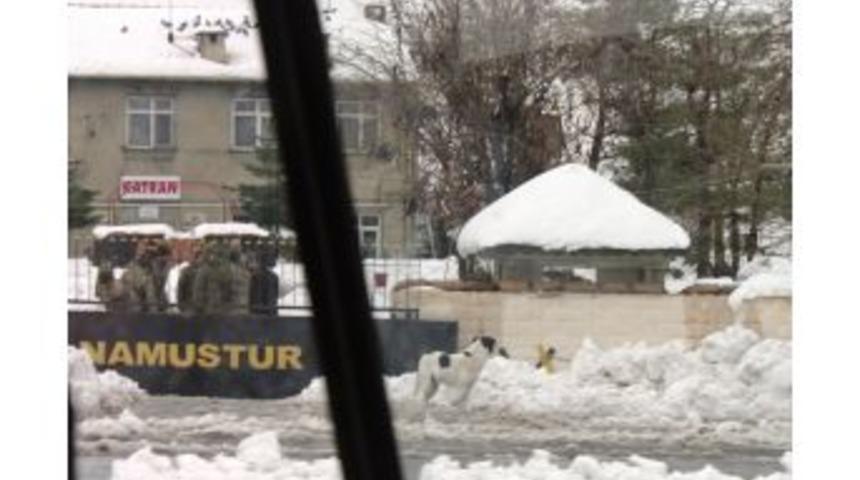 Askerler K&uuml;rekle Kar Temizledi