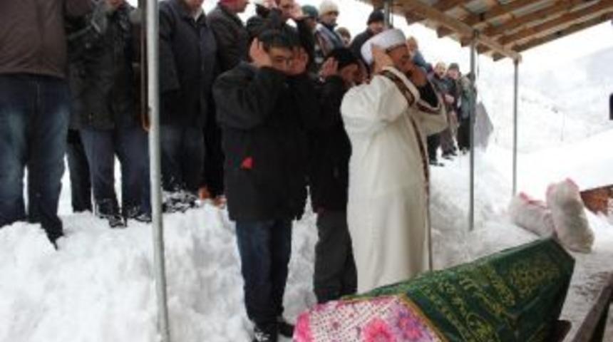 Cenazeyi Kar Altında Defnettiler