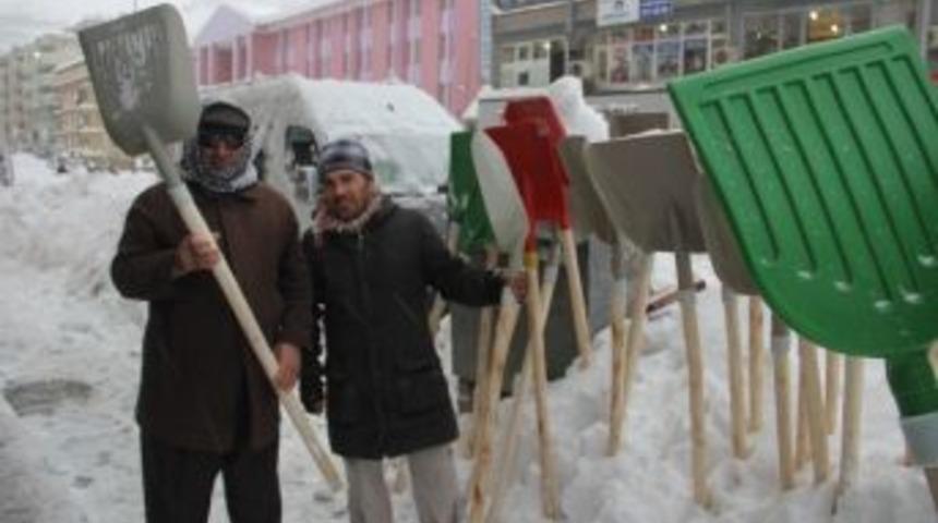 Hakkari&rsquo;de Kar K&uuml;reklerine Rağbet