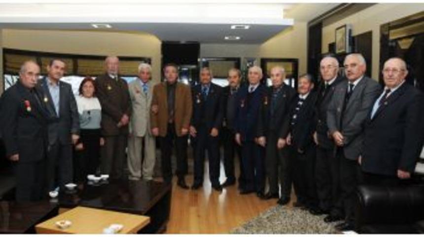 Başkan &Ccedil;etin Gazi Rozeti Taktı