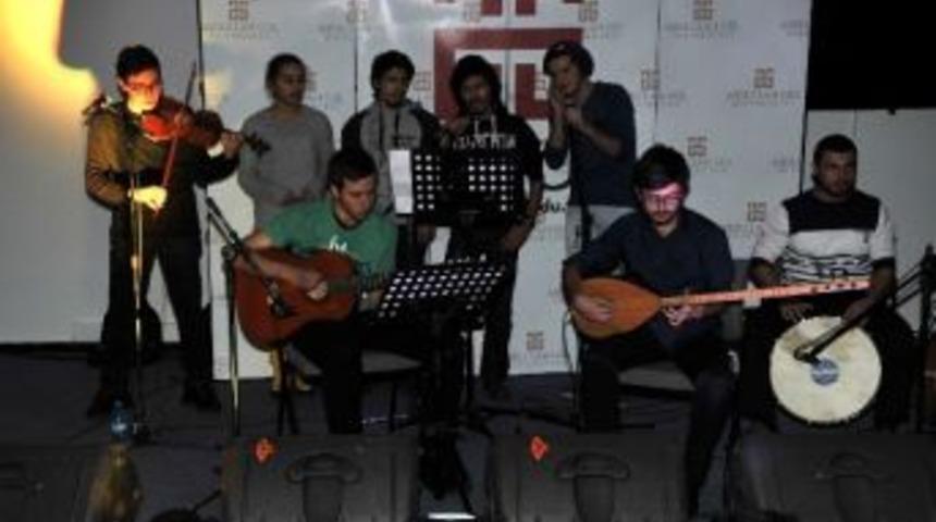 Ag&uuml;'l&uuml; &Ouml;ğrencilerden M&uuml;zik Ş&ouml;leni