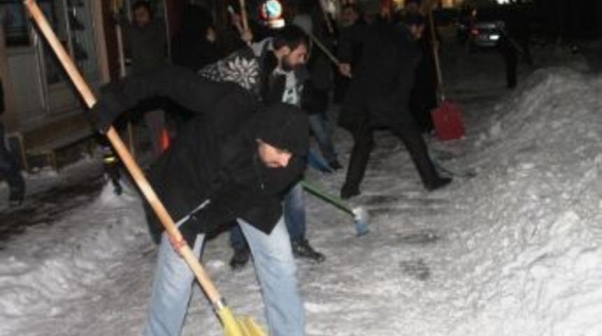 Saadet Partisi&rsquo;nden &lsquo;kar Temizleme&rsquo; Protestosu