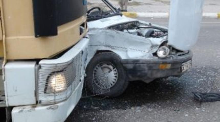 Otomobil İle Su Tankeri &Ccedil;arpıştı: 2 Yaralı