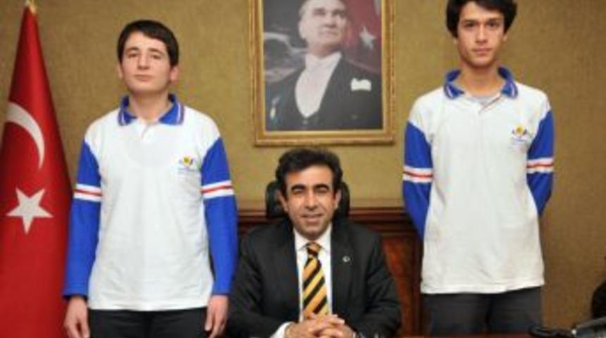 Yıldırımhan'ın Başarılı &Ouml;ğrencileri Vali G&uuml;zeloğlu'nu Ziyaret Etti