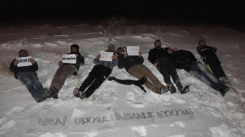 Eksi 11 Derecede Yarı &Ccedil;ıplak &lsquo;Van &Uuml;ş&uuml;yor&rsquo; Eylemi Yaptılar