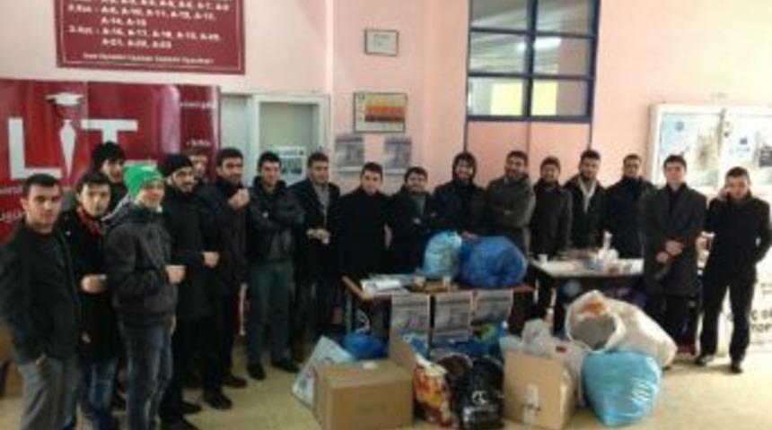 İlahiyat &Ouml;ğrencilerinden Suriyeli Yetimlere Yardım