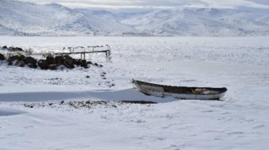 Ardahan'daki &Ccedil;ıldır G&ouml;l&uuml; Dondu