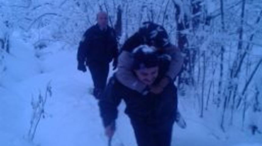 K&ouml;yde Mahsur Kalan Biri &Ouml;z&uuml;rl&uuml; İki Kız Kardeşi Polis Kurtardı