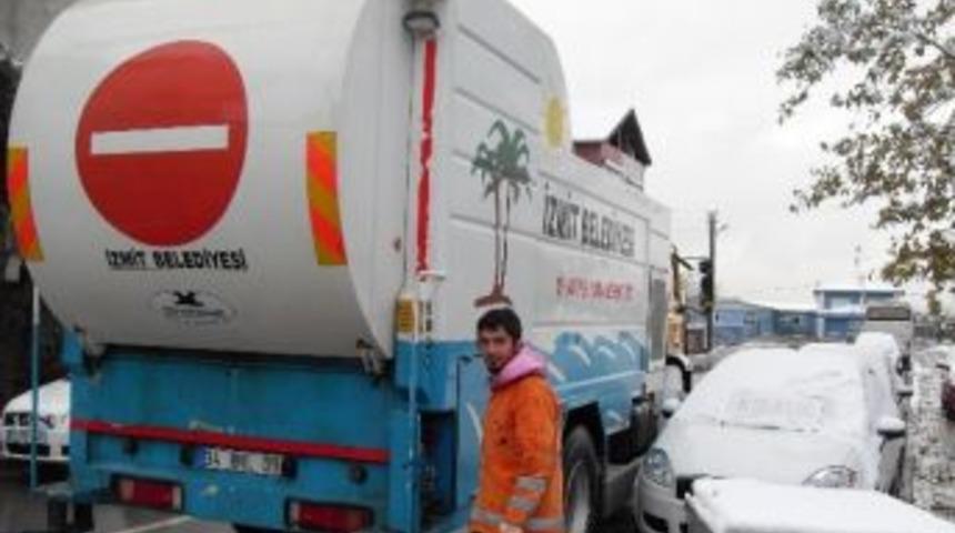 İzmit&rsquo;te &Ccedil;&ouml;p Konteynerleri Yıkanıyor