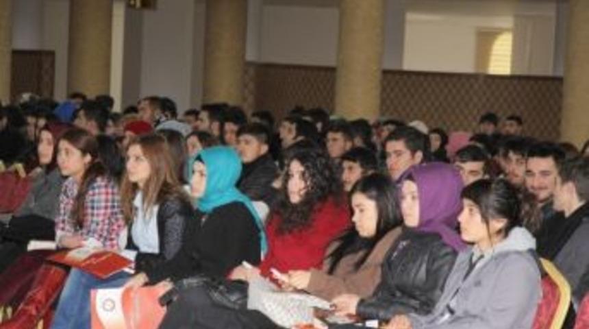 &Uuml;niversite &Ouml;ğrencilerine Alkol Ve Uyuşturucu Bağımlılığı Konulu Konferans