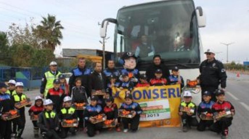 Minik Polis Adaylarından Sürücülere Portakal