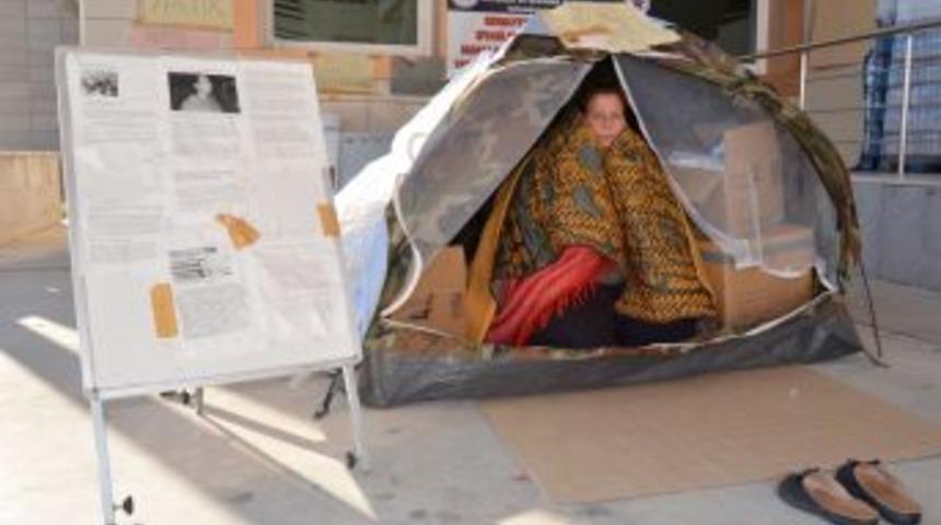 Dondurucu Soğu Rağmen Hastane Bah&ccedil;esindeki Eyleminden Vazge&ccedil;miyor