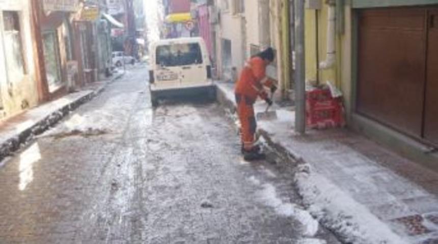 Bilecik&rsquo;te Kaldırımlar Kardan Temizleniyor