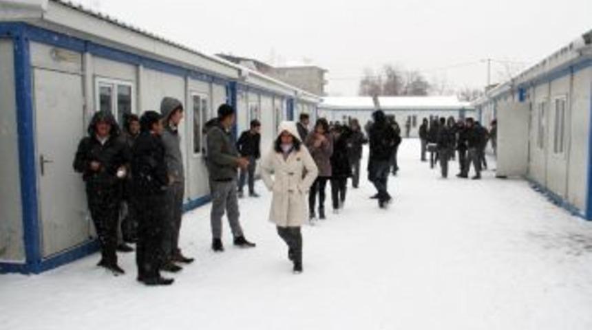 &Ouml;ğrenciler, 3 Kıştır Konteyner Sınıflarda Eğitim G&ouml;r&uuml;yor