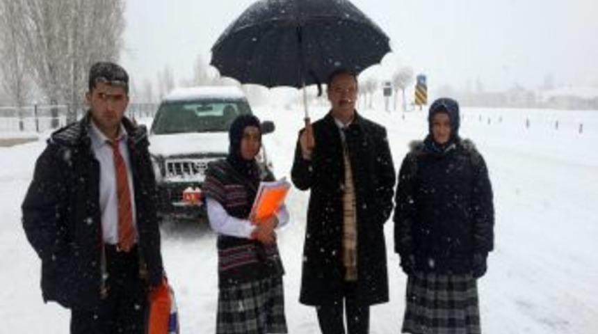 Vali Talimat Verdi Yolda Kalan &Ouml;ğrenciler Pansiyonlarına Ulaştırıldı