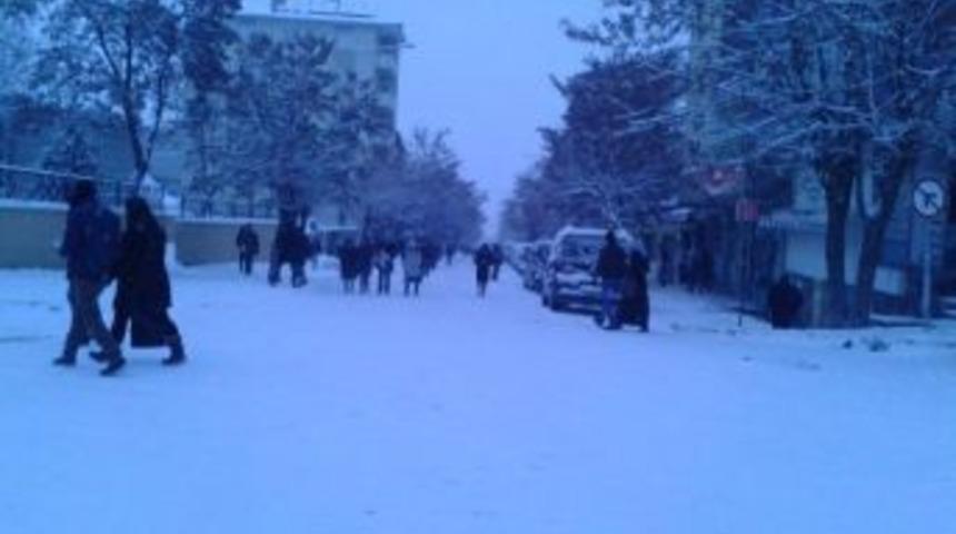 Kağızman&rsquo;da Kar Ve Tipi Nedeniyle 47 K&ouml;y Yolu Ulaşıma Kapandı