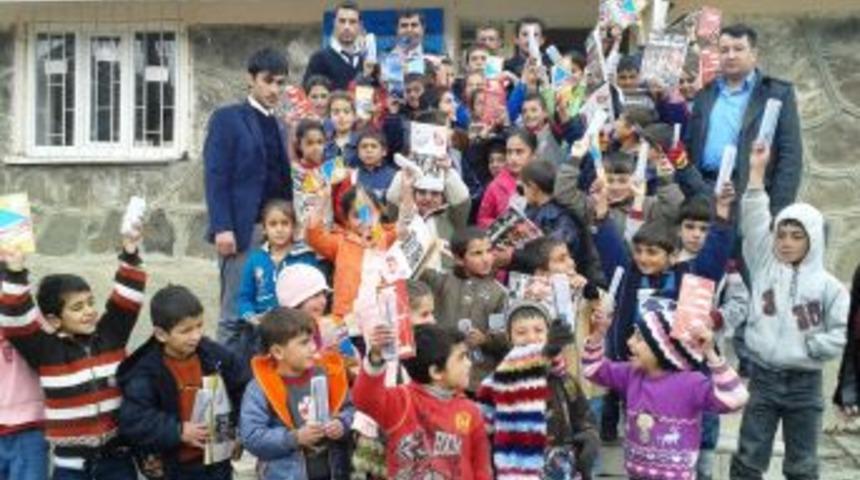 Muş Gen&ccedil;lik Merkezi&rsquo;nden &Ouml;ğrencilere Kırtasiye Malzemesi Yardımı