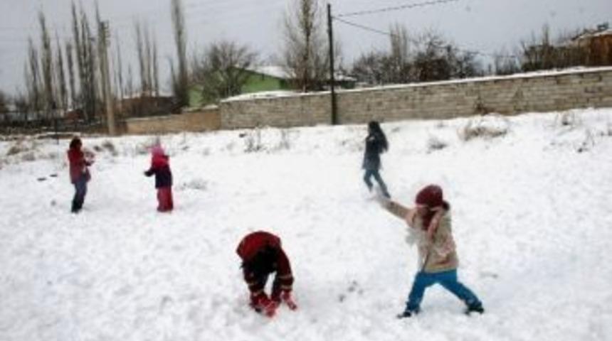 Kar Yağışı En &Ccedil;ok &Ouml;ğrencileri Sevindirdi