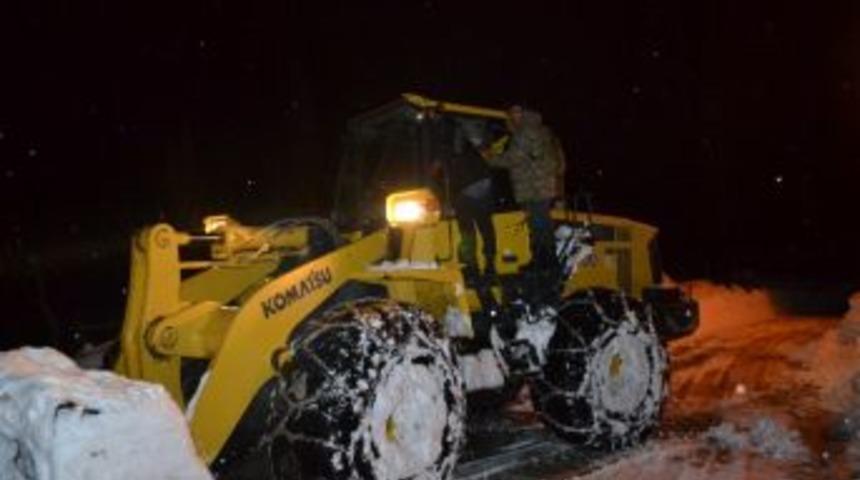 Yaylada Mahsur Kalan Koyun S&uuml;r&uuml;s&uuml; Ve 3 &Ccedil;oban Kurtarıldı