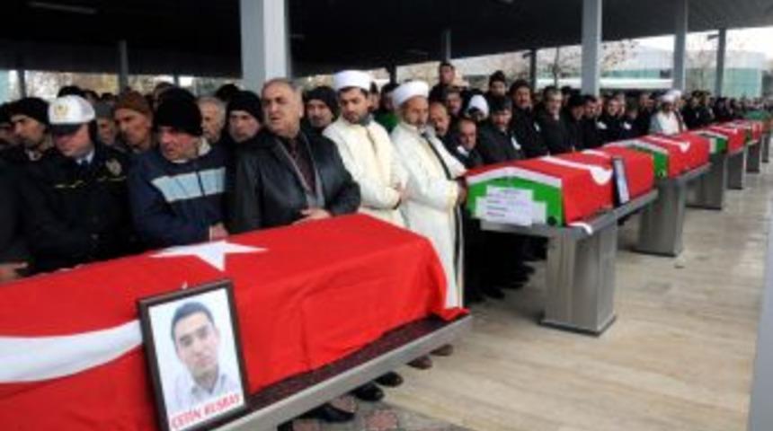 Trafik Kazasında Hayatını Kaybeden &Ouml;ğretmenler Ağıtlarla Uğurlandı