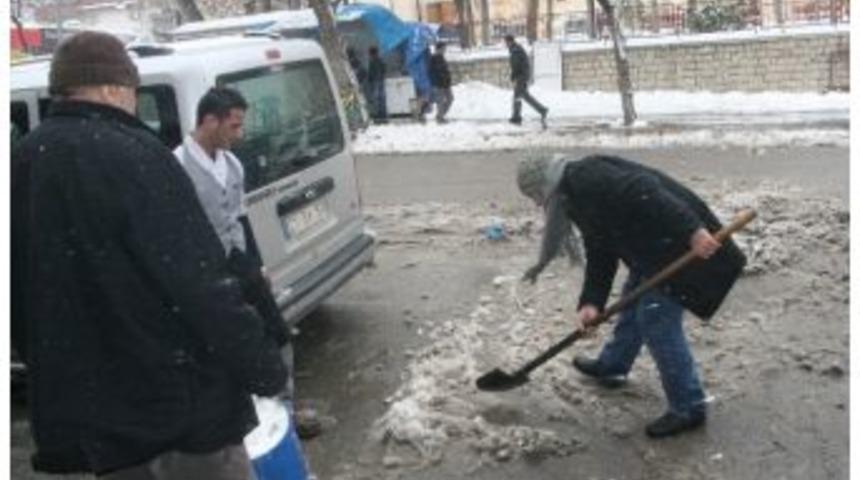 Silvan'da Belediyenin Yapamadığını Esnaf Yapıyor