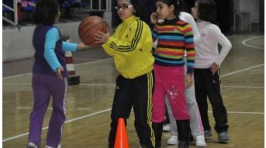 Kano Rafting, Miniklere Basketbol Sporunu &Ouml;ğretiyor