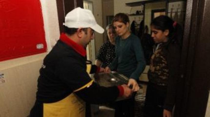 Gebze&rsquo;de Taziye Evlerine Sıcak Yemek Servisi