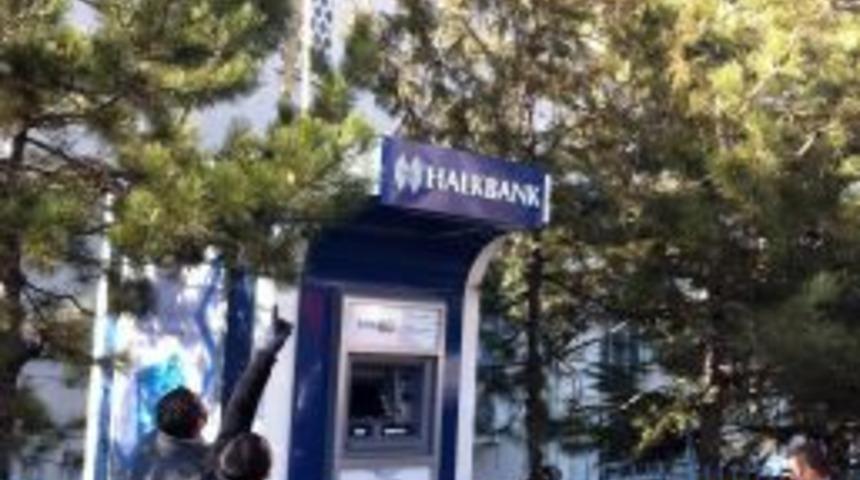 Cami Avlusundaki Bankamatik Tepki &Uuml;zerine Kaldırıldı