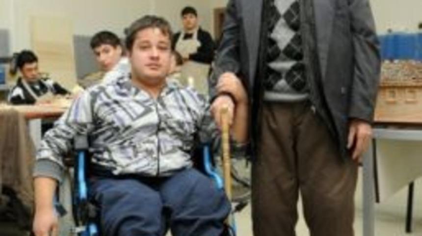 Bedensel Engelli Tahir&rsquo;den, 80 Yaşındaki Hakkı Dede&rsquo;ye Anlamlı Hediye