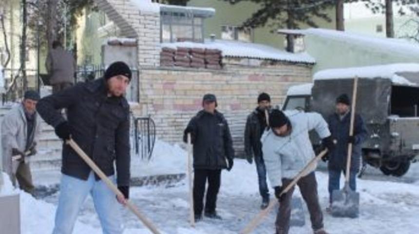 Akdağmadeni Belediyesi Kar Temizliğine Başladı