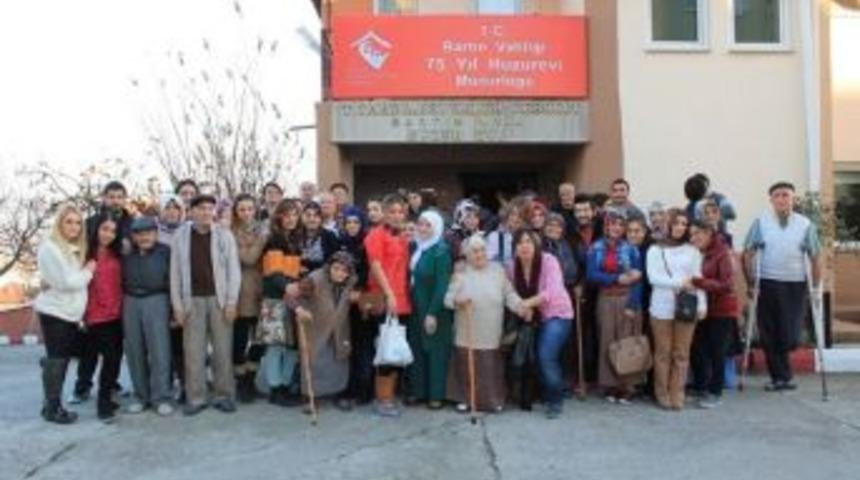 B&uuml; &Ouml;ğrencilerinden Huzurevine Ziyaret