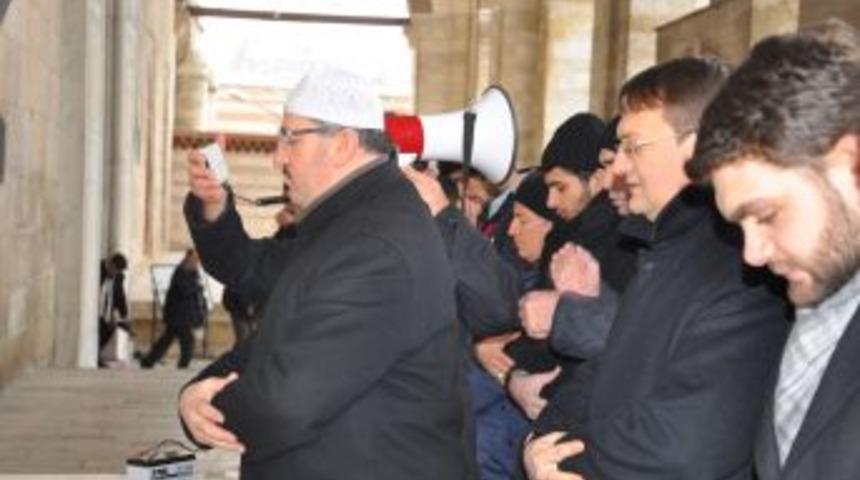 Abd&uuml;lkadir Molla I&ccedil;in Gıyabi Cenaze Namazı Kalındı