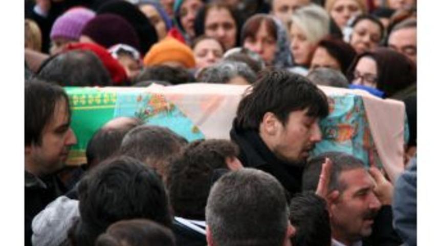 Tolga Zengin&rsquo;in Annesi Son Yolculuğuna Uğurlandı