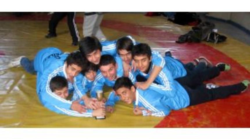 Yıldırımhanlı &Ouml;ğrenciler G&uuml;reşte Madalyaları Topladı