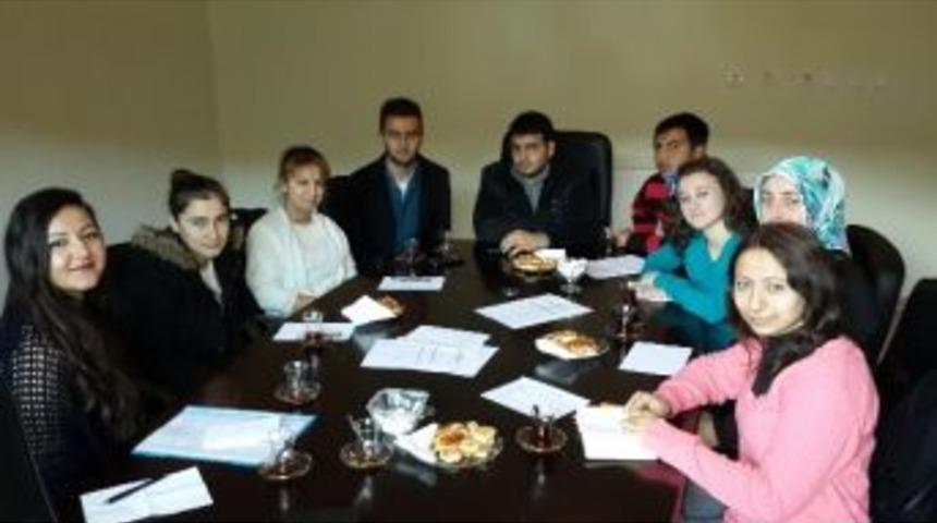 K&uuml;reversiteli Gen&ccedil; G&ouml;n&uuml;l El&ccedil;ileri Bir Araya Geldi