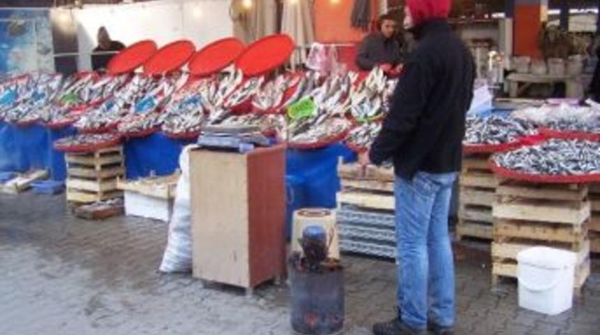 Korkuteli'nde Pazarcılar Tezgahta Ateş Yakarak Isınıyor