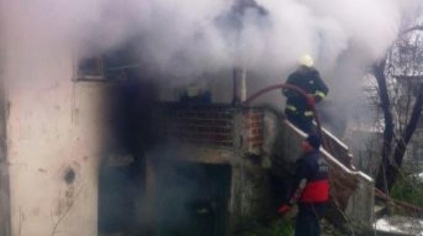 Kocaeli'de 2 Katlı Boş Bir Ev Yandı