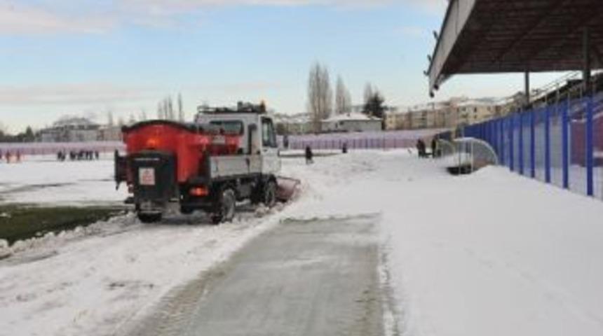 Boz&uuml;y&uuml;k Stadını Kardan Temizleme &Ccedil;alışmaları
